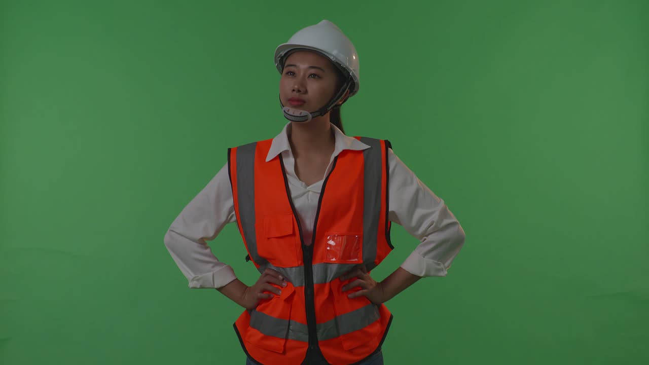 안전 조끼와 단단한 모자를 입은 여성 엔지니어