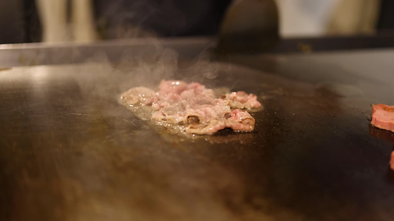 은 금속 표면에 요리 된 고기