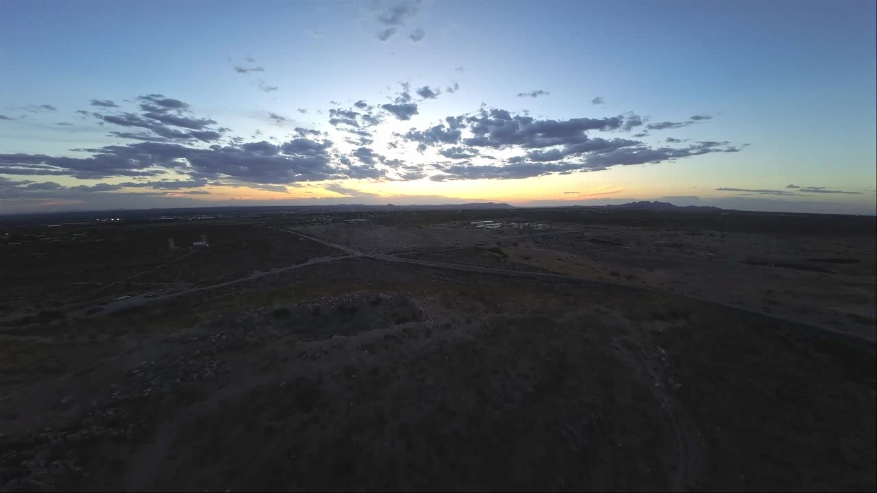 impresionante vista de la puesta de sol sobre el desierto en el paso, tx, fpv drone escalando la montaña