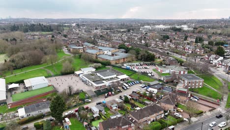 Toma-Aérea-Brunswick-Park-Escuela-Primaria-Y-Infantil-Southgate-Al-Norte-De-Londres,-Gran-Bretaña.