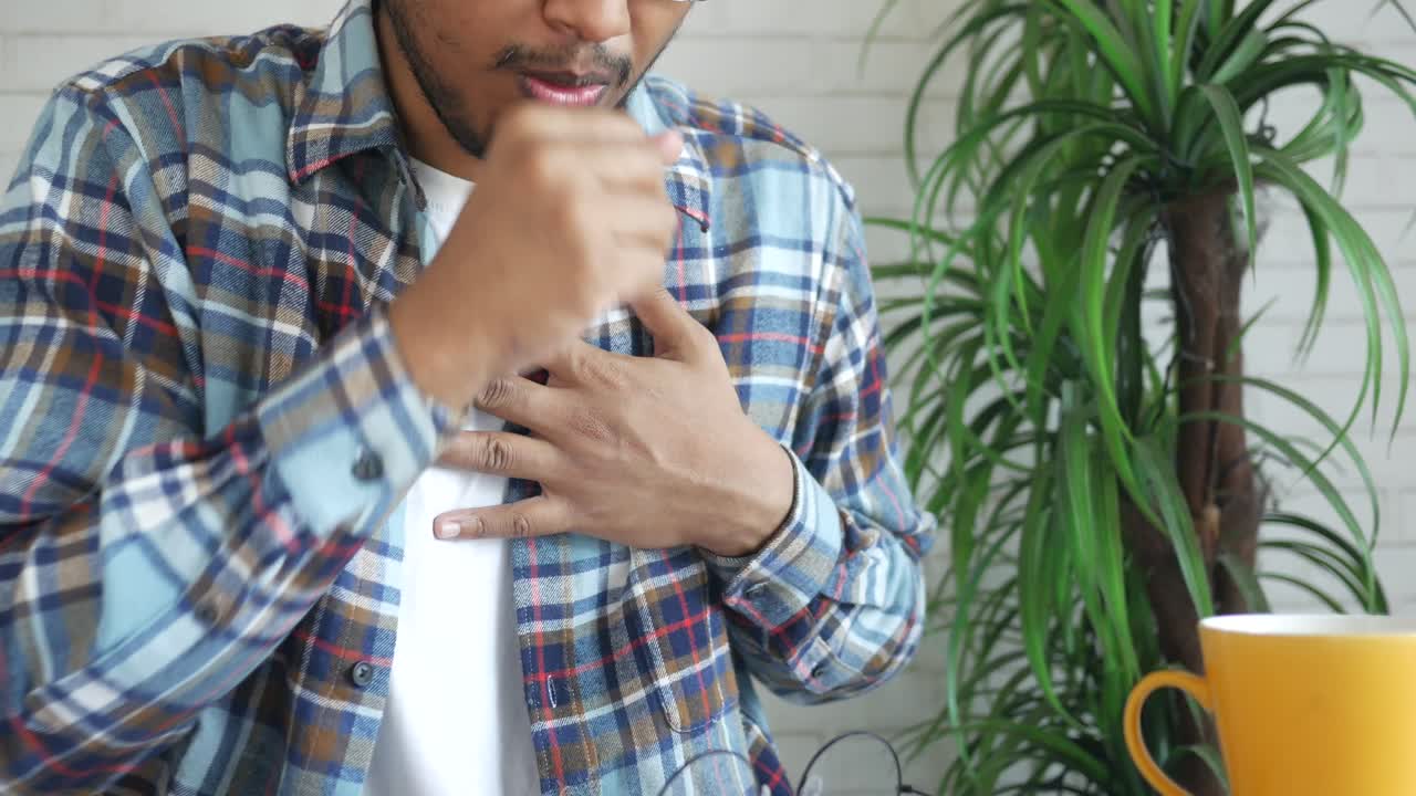 hombre tos y dolor en el pecho