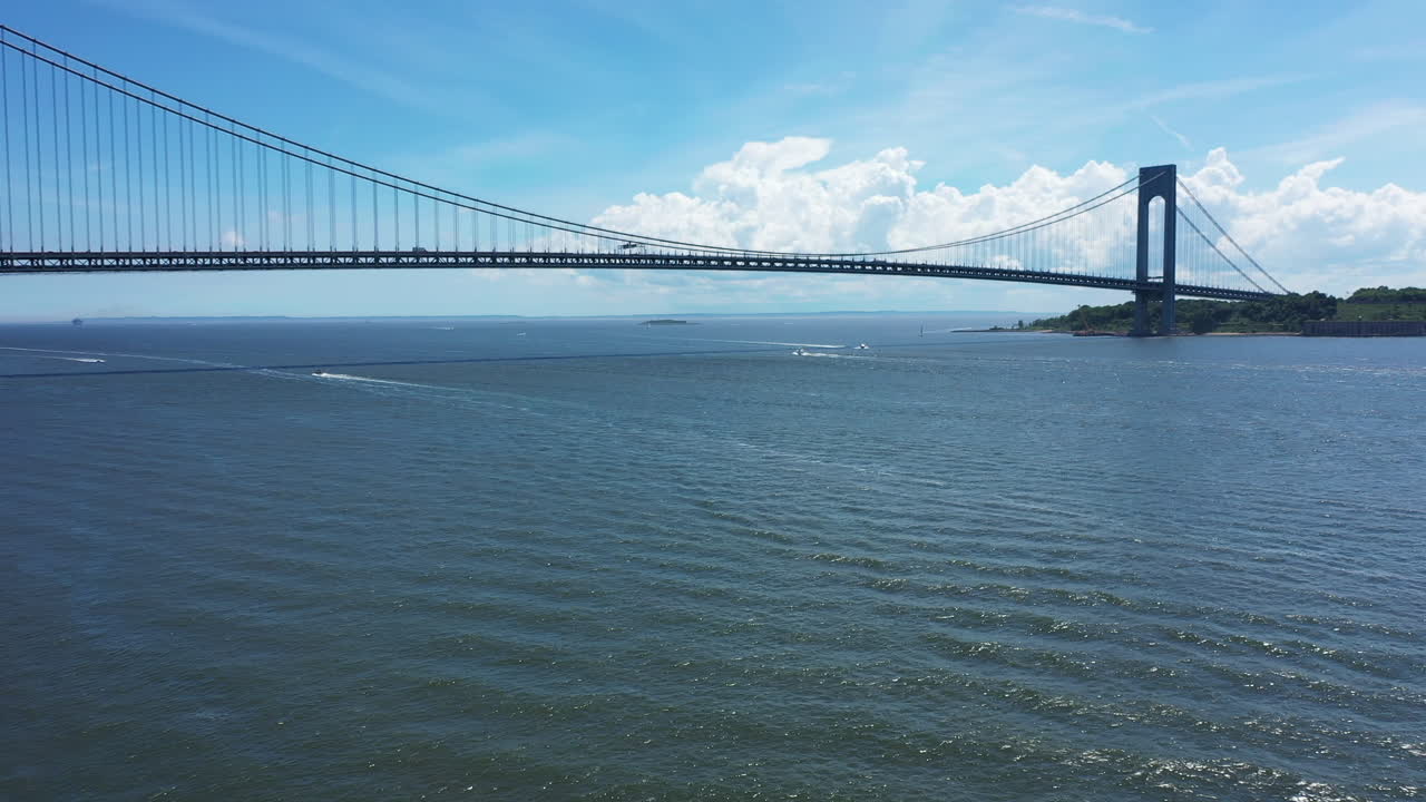 낮은 뉴욕 베이의 낮은 각도 드론 보기