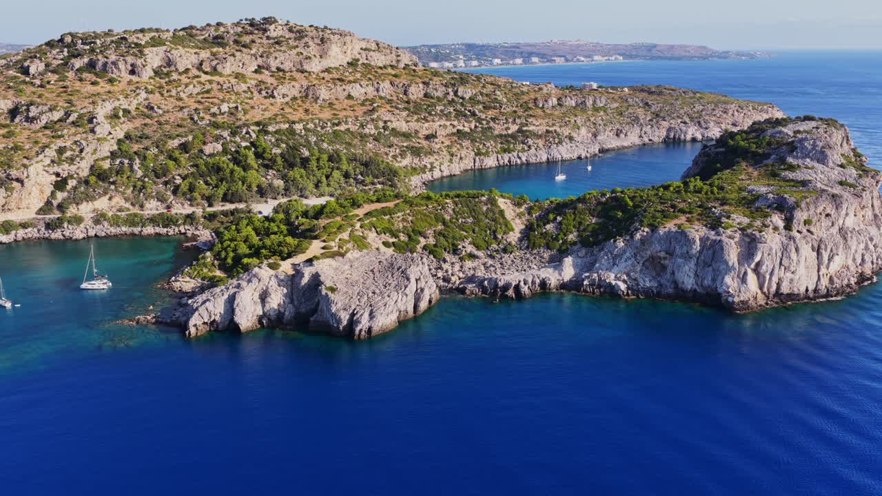 Paysage côtier avec des eaux turquoise et des bateaux