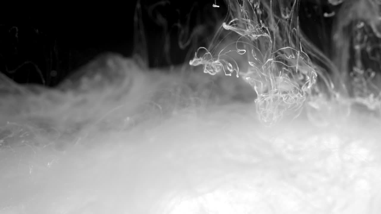 검은 바탕에 촬영된 물 속의 색 잉크 효과