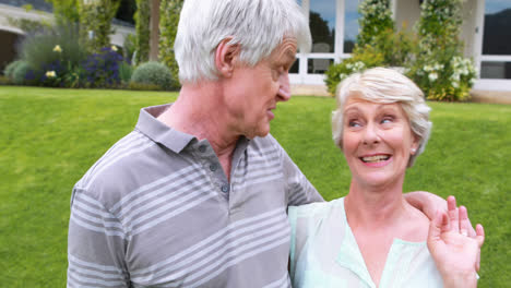 Pareja-Mayor-Interactuando-Entre-Sí-En-El-Jardín