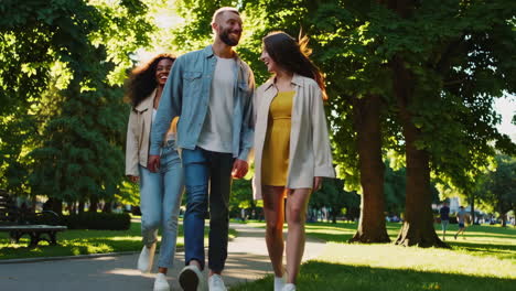 amigos caminando en un parque