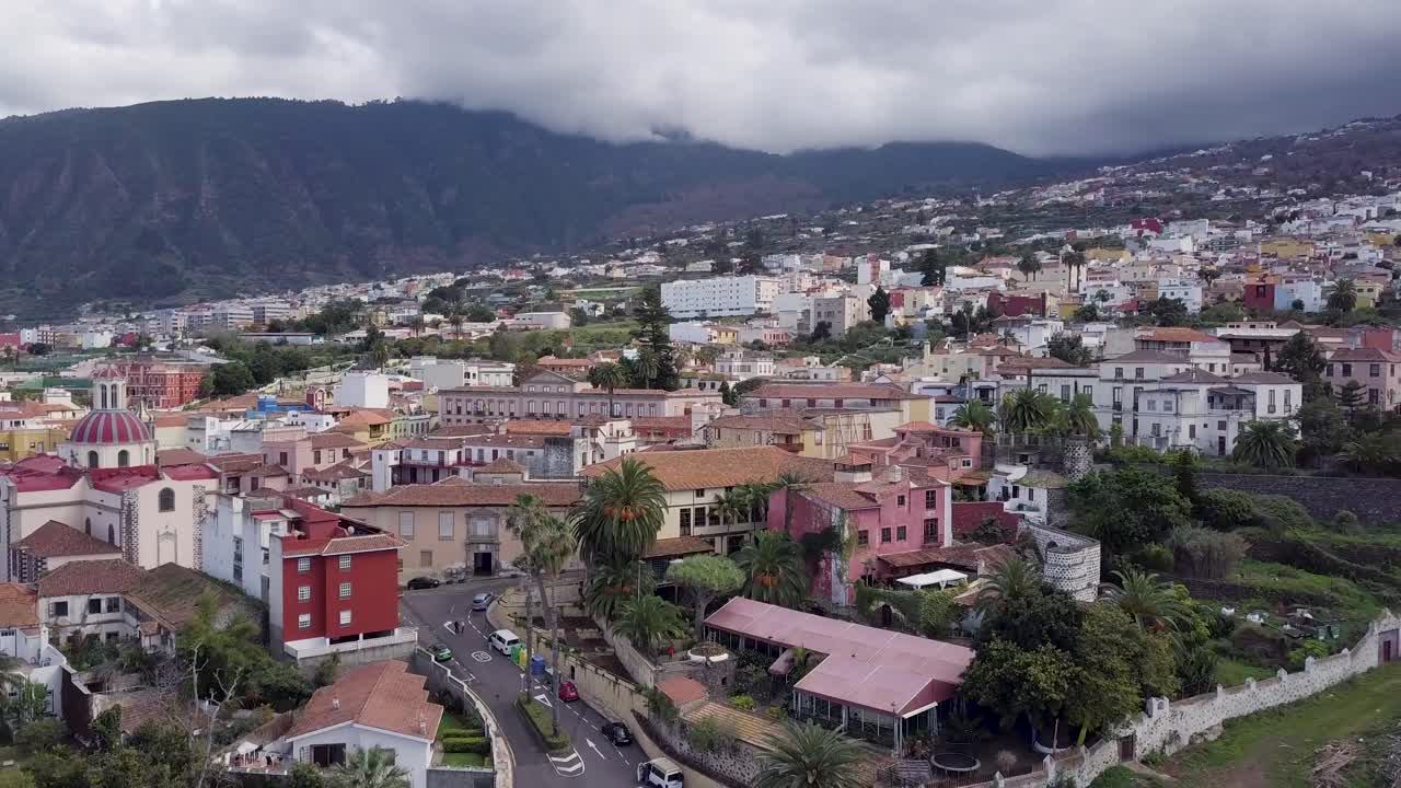drone revela pequeña ciudad en la isla de tenerife puerto de la cruz islas canarias españa vista aérea del pintoresco pueblo con paisaje montañoso
