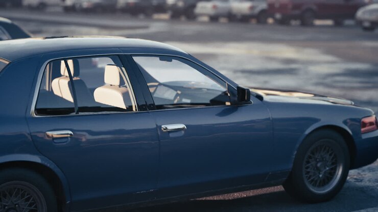 Voiture bleu Classic garée sur un terrain vide au coucher du soleil avec un éclairage doux