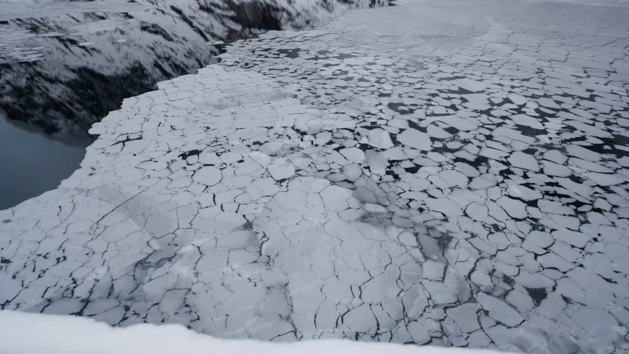 pov en cámara lenta de un paseo en ferry de invierno en geirangerfjord a geiranger, noruega, mostrando el hielo flotando desde las montañas en el fiordo