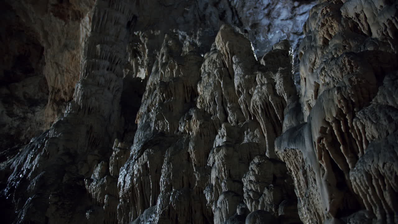 Un reveal cinematico dell'interno di una grotta, che mostra intricate formazioni rocciose e texture naturali