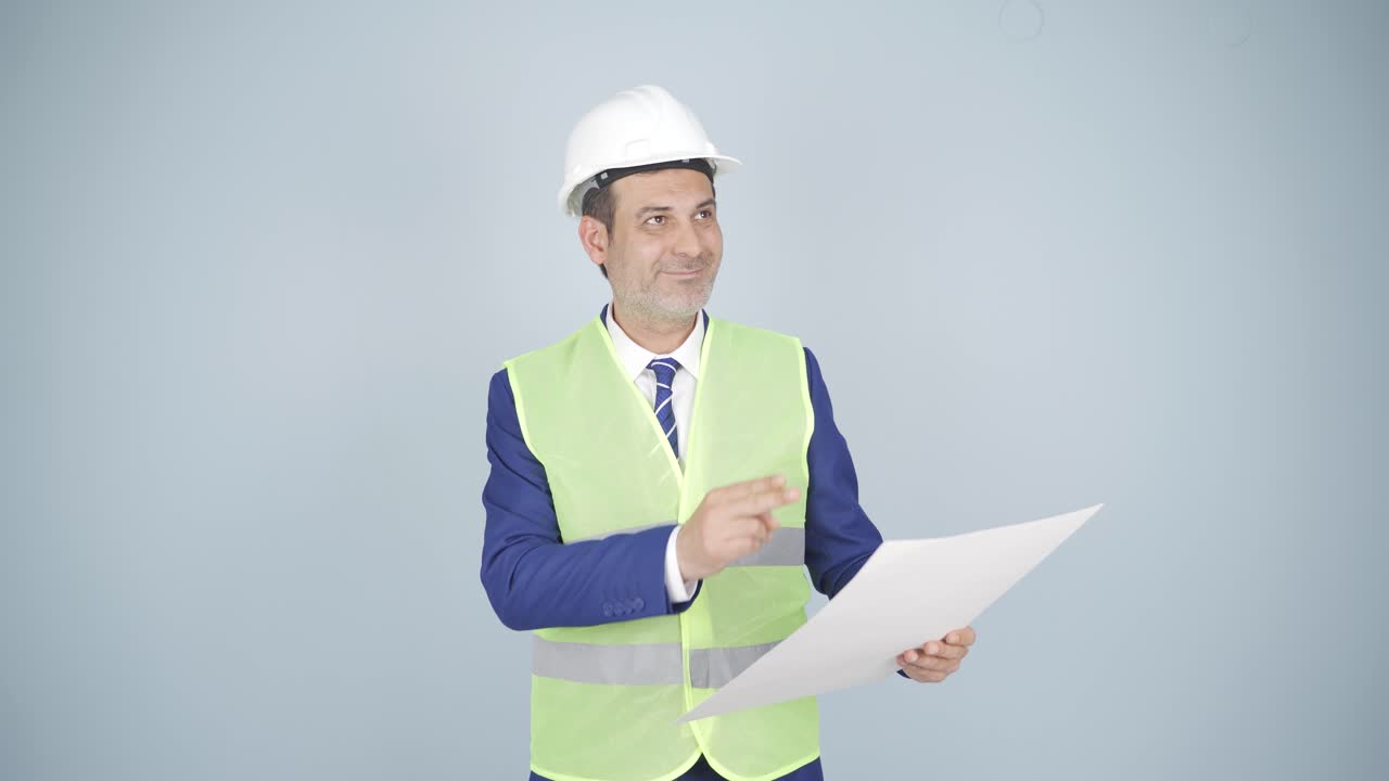 el ingeniero examina el proyecto en sus manos.