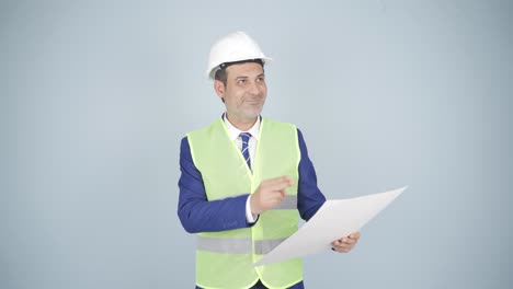 el ingeniero examina el proyecto en sus manos.