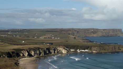 whitepark bay en el condado de antrim, irlanda del norte