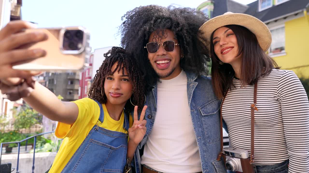 grupo de amigos tomando una selfie