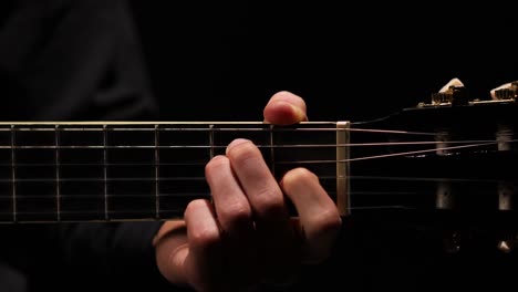 Detailaufnahme-Der-Hände-Eines-Gitarristen,-Der-Gitarre-Spielt