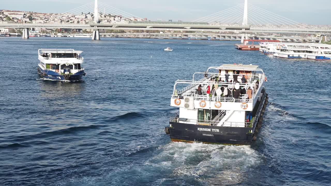 dos barcos navegando en el agua en estambul, turquía