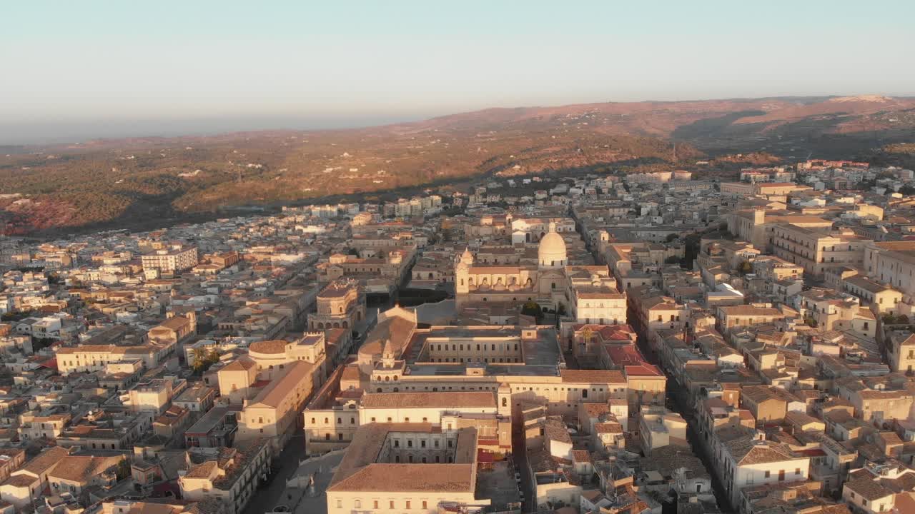 해가 뜨는 시칠리아의 유명한 도시 노토의 드론 뷰, 공중