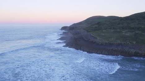 Las-Olas-Rompen-En-La-Escarpada-Costa-Cantábrica-De-España,-Playa-Al-Atardecer.