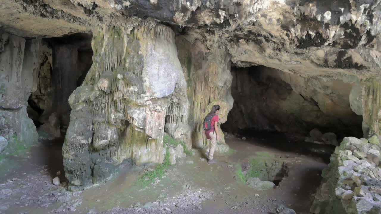 el excursionista moreno explora la cueva de murcielago en la sierra calderona