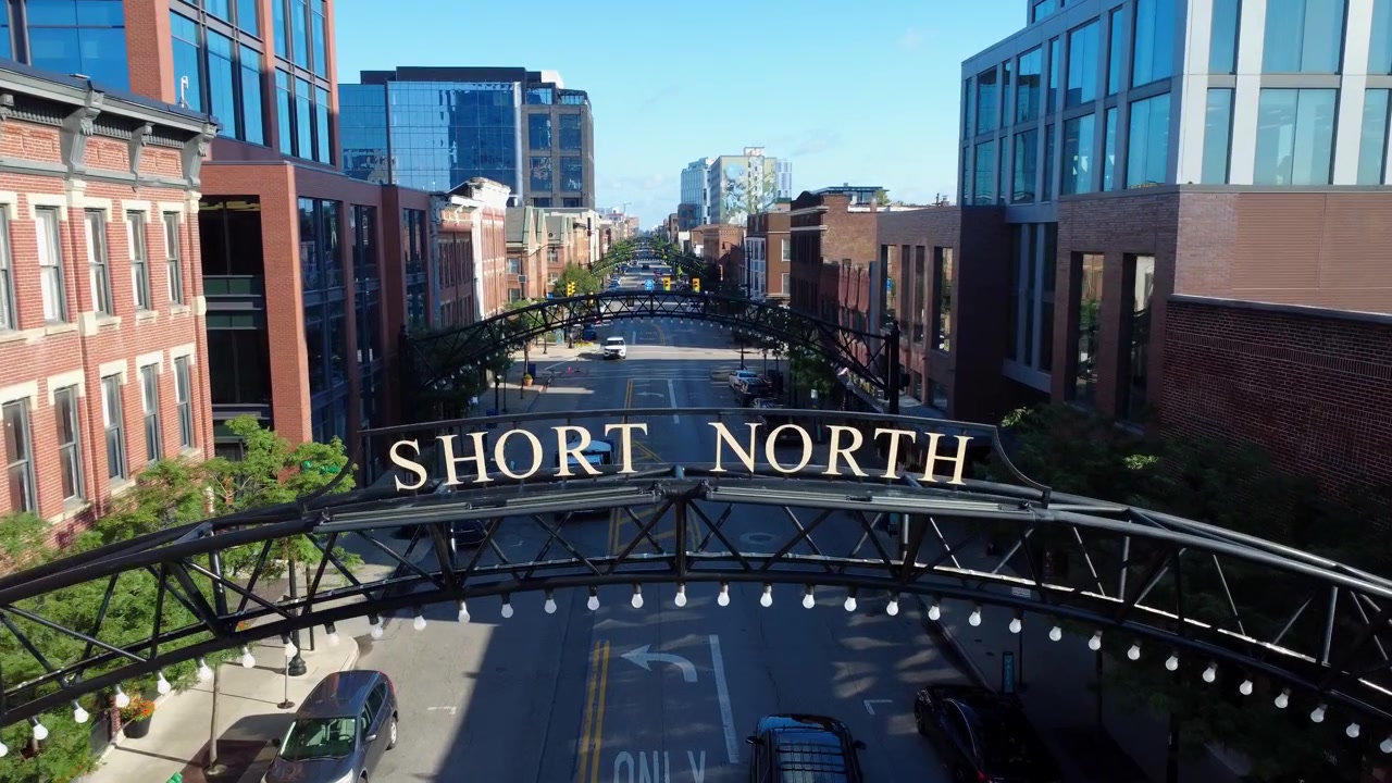 Ripresa con drone sopra l'insegna Short North che indica il distretto artistico Short North a Columbus, Ohio, a nord del centro città