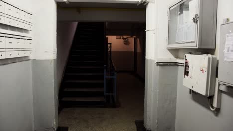 entrar a subir escaleras antiguas en viejos apartamentos de casas dañadas