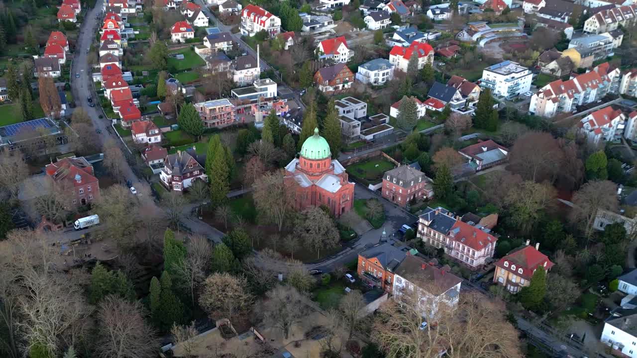 toma aérea de drones de christuskirche en la pequeña ciudad alemana de lahr en schwarzwald