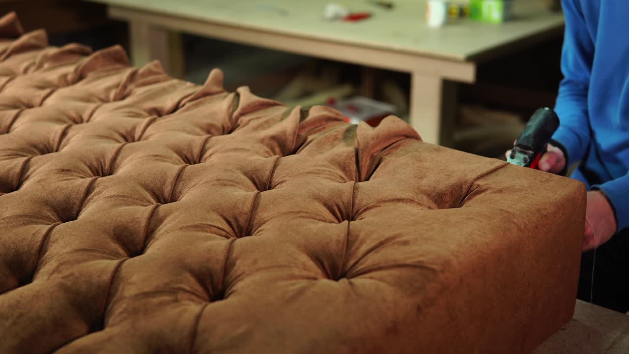 은 소파를 포장하고 있습니다.