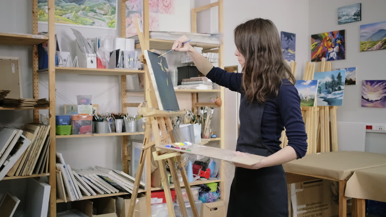 Donna che dipinge in uno studio d'arte