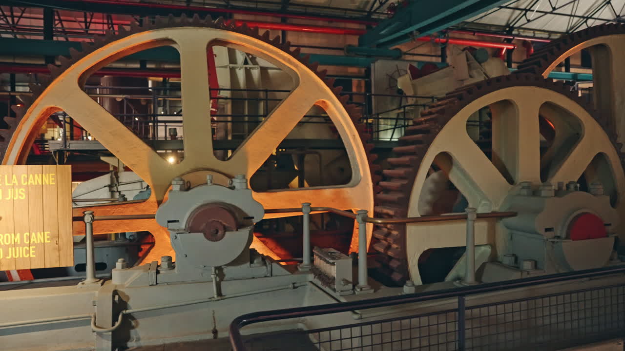 Grande conjunto industrial de engrenagens funcionando no maquinário