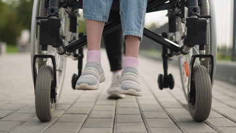 Beine-Einer-Schülerin-Mit-Wirbelsäulenverletzung,-Die-Im-Rollstuhl-Sitzt