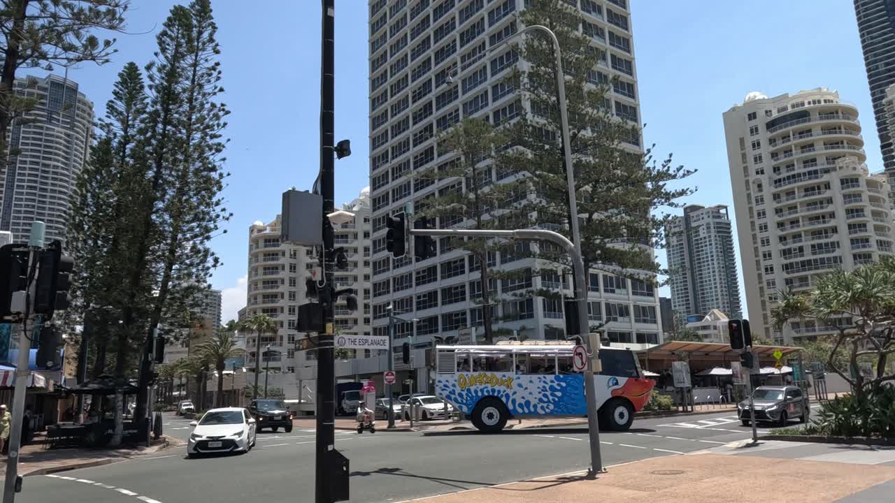 도시 교차로를 가로지르는 보행자와 차량