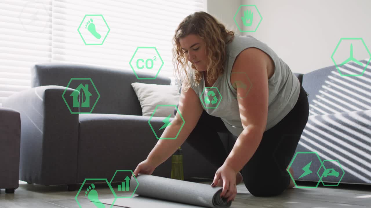 Mujer arrodillada en casa sujetando la esterilla mientras se prepara para una sesión de entrenamiento físico con iconos animados de productos ecológicos que aparecen progresivamente