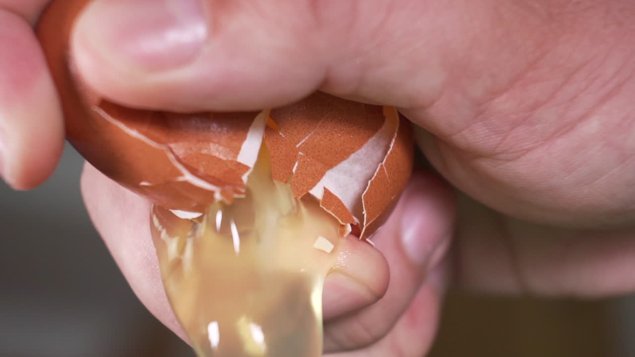 한 손으로 달걀 깨기 120fps 슬로우 모션