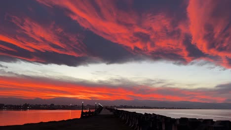 Rosa-Rojo-Naranja-Azul-Colorido-Cielo-En-La-Puesta-De-Sol-Noche-Vista-Panorámica-Del-Mar-Paisaje-De-Playa-Maravillosas-Nubes-Increíble-Paisaje-Urbano-Escénico-Reflejo-Del-Sol-En-Las-Nubes-La-Pasarela-Paseo-Marítimo-Anzali-Irán