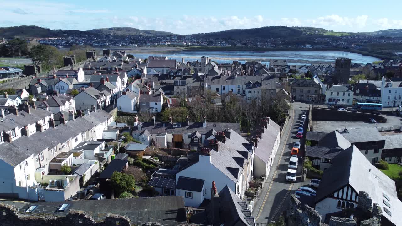 casas de vacaciones galesas encerradas en el castillo de conwy almenas de piedra paredes vista aérea panorámica derecha