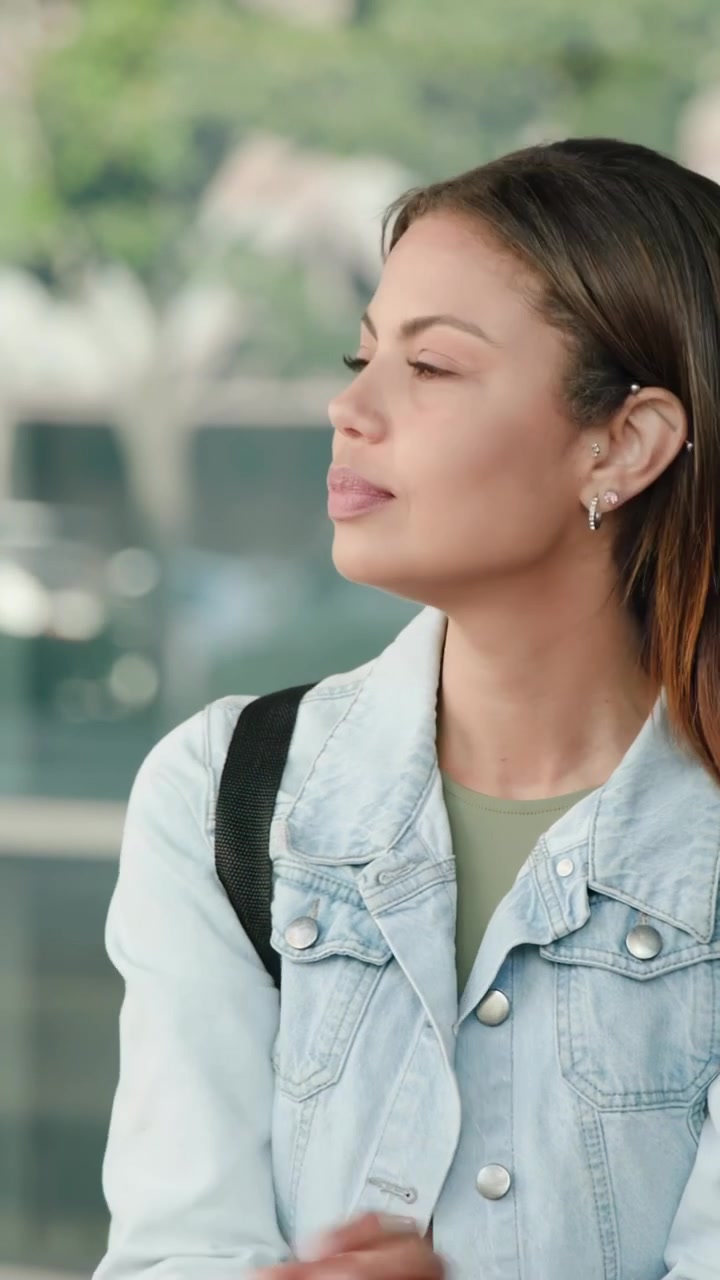 Video verticale: Donna che apre gli occhi prendendo il telefono, controllando le statistiche mentre grafici tecnologici si sovrappongono al volto.