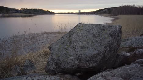 roca en una orilla durante la puesta de sol