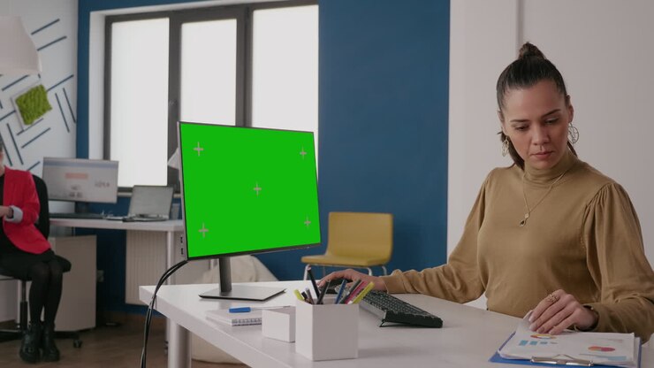Imprenditrice che guarda lo schermo verde del computer