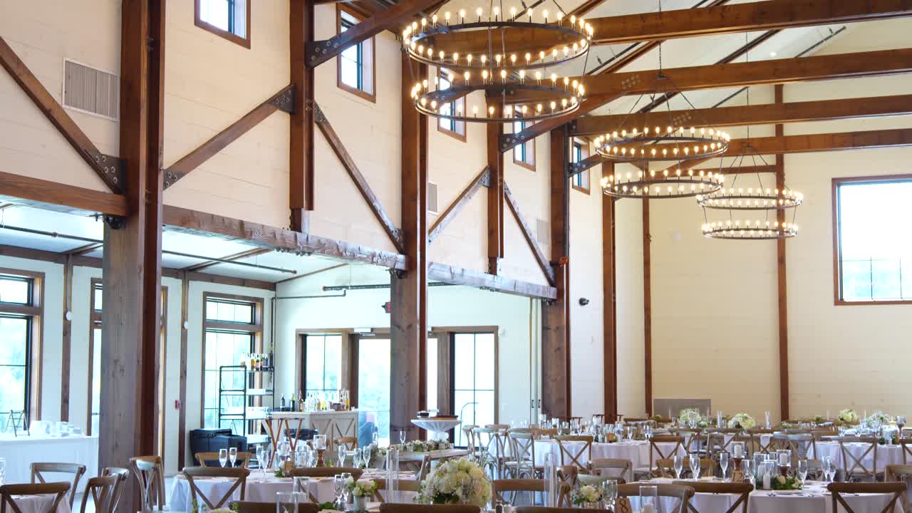 모든 즐거움이 일어날 결혼식 식탁으로 부드럽게 미끄러지듯 내려갑니다.