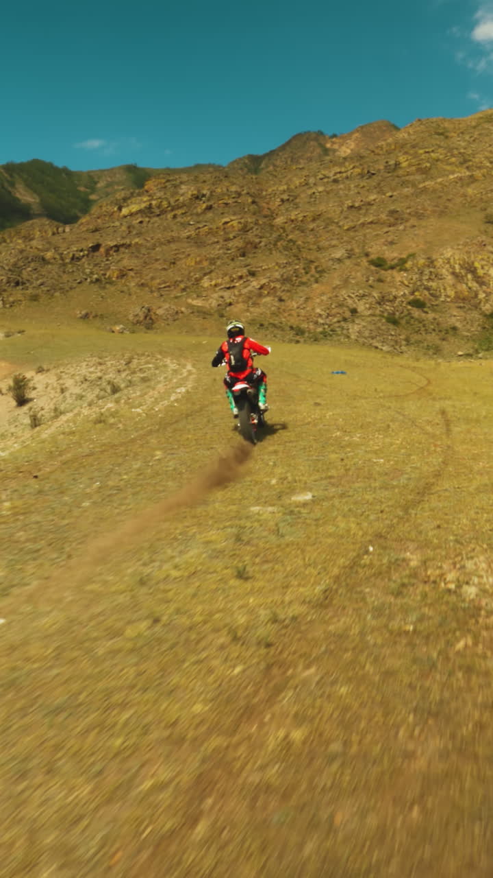 el deportista maniobra hábilmente la motocicleta. la moto lanza una nube de polvo como testimonio de la potencia y la agilidad requeridas en el mundo del motocross extremo.