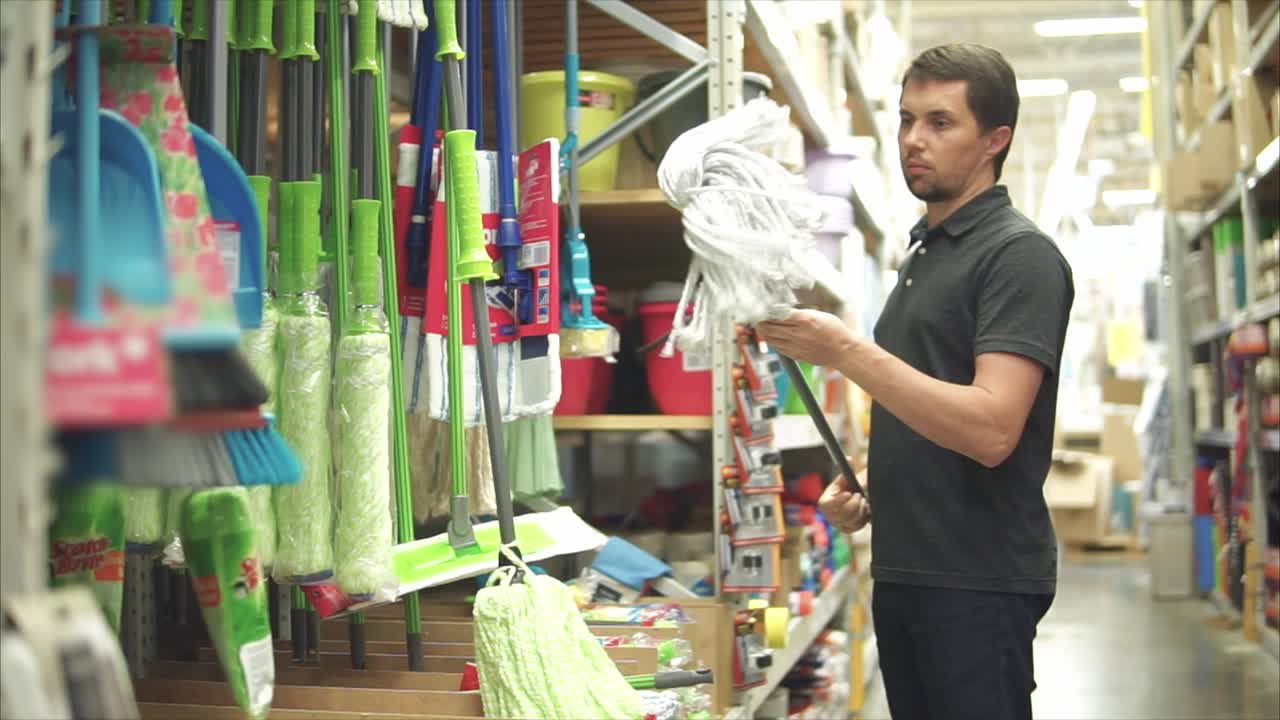 hombre comprando suministros de limpieza en una ferretería