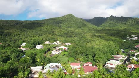 ciudad rural de trois-rivières en guadeloupe con el lago flammarion en el fondo