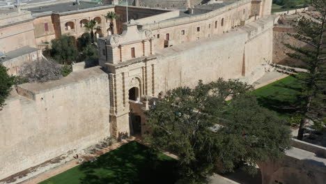 toma aérea de drones de la puerta principal, el puente y las murallas de la ciudad medieval de mdina, malta