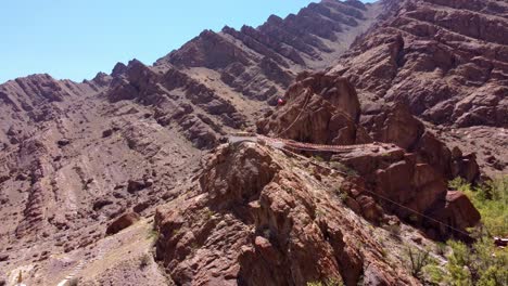 Estatua-De-Buda-Sentada-En-La-Cima-De-Una-Colina-Frente-Al-Monasterio-De-Hemis