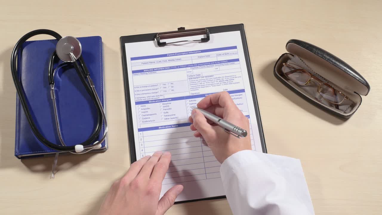 leer letras pequeñas a través de una lupa