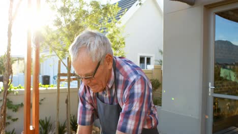 hombre mayor preparando pescado en la barbacoa 4k