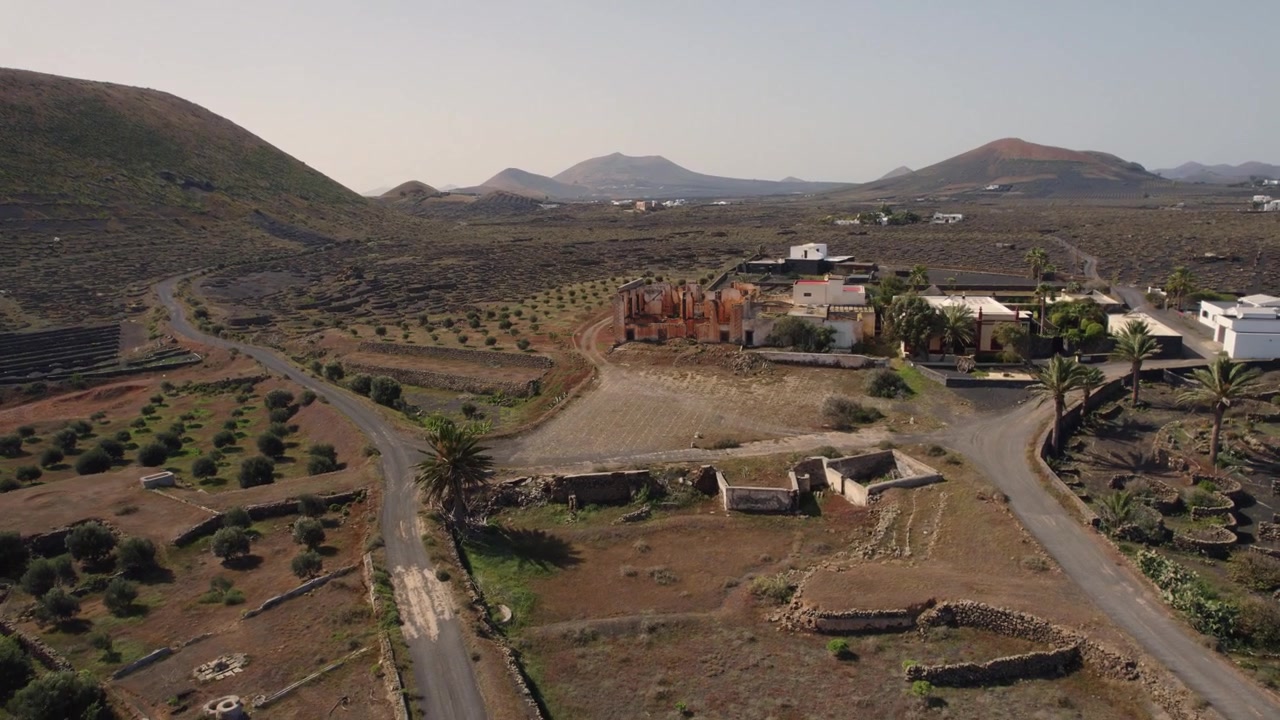 Campi agricoli vulcanici, piantagione rurale su terreno fertile dell'isola a Grietas, Lanzarote, Spagna.