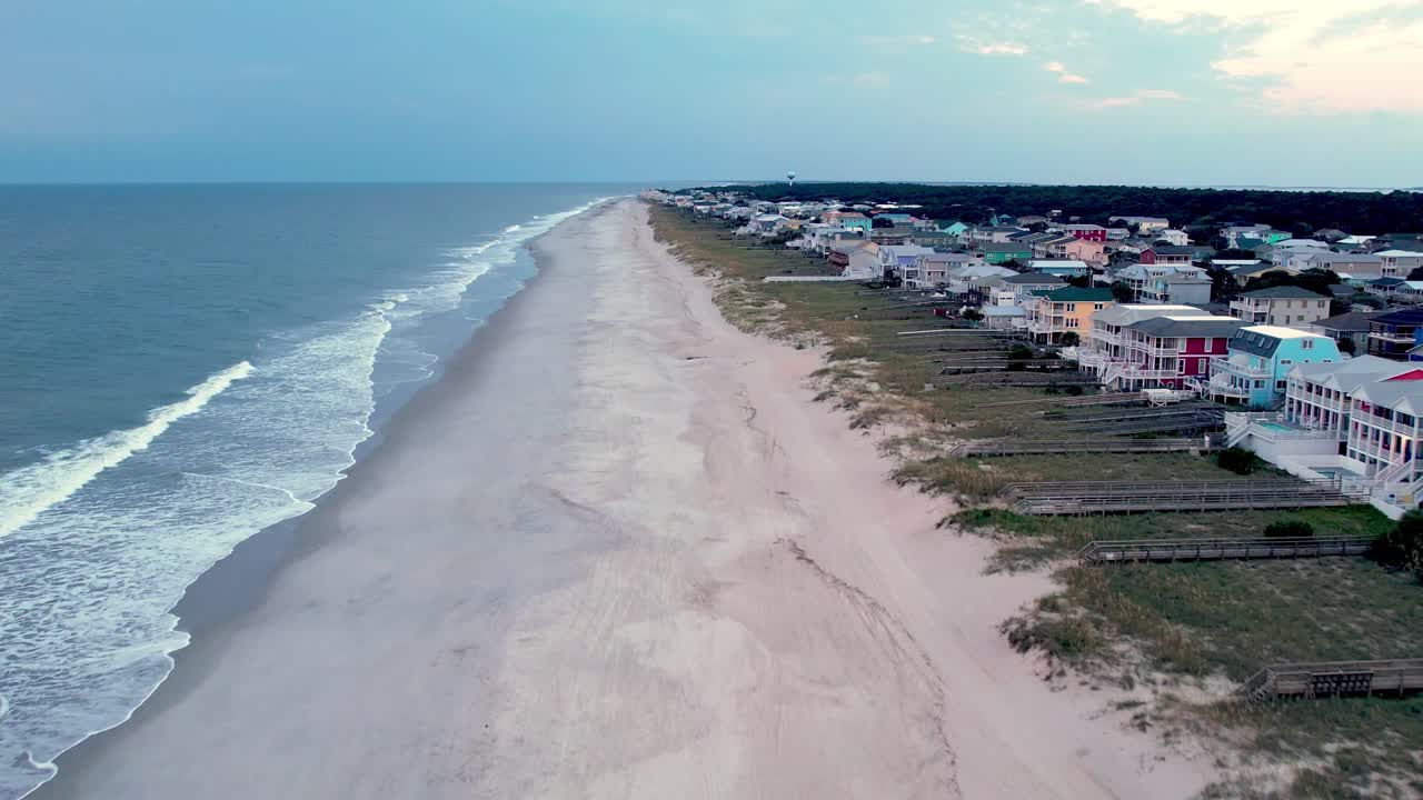 Case vacanza costeggiano la costa: ripresa aerea a Kure Beach, Carolina del Nord