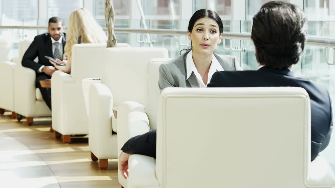 다민족 기업 경영자들과의 비즈니스 회의