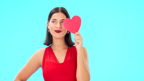 corazón de papel, mujer feliz y cara en azul